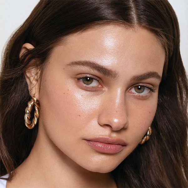 Treats hyperpigmentation